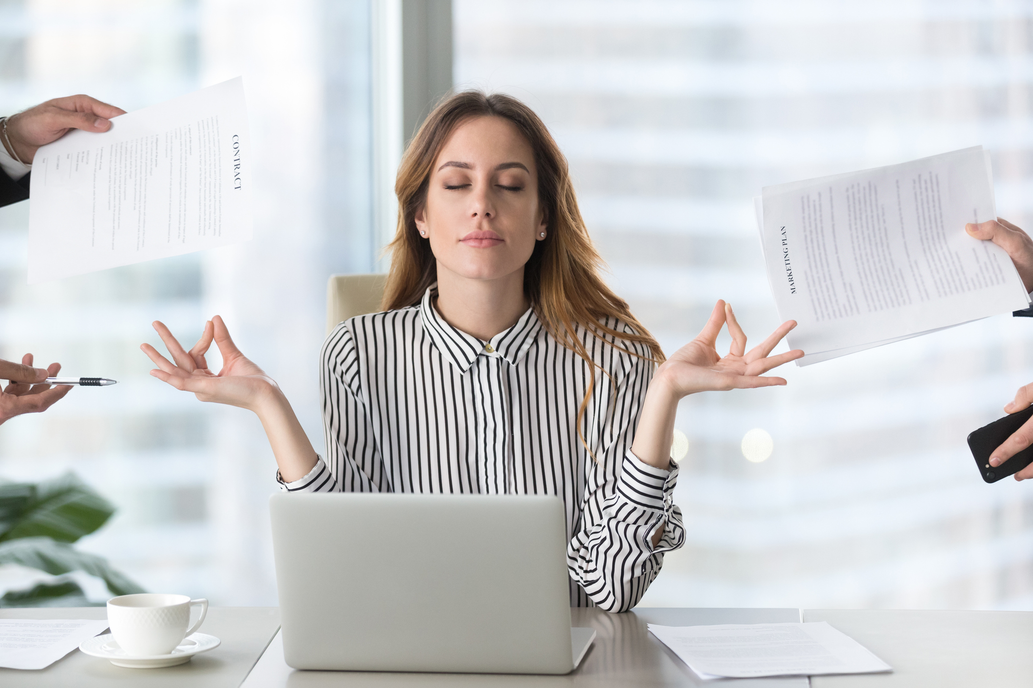 Mulher fazendo o controle da jornada de trabalho