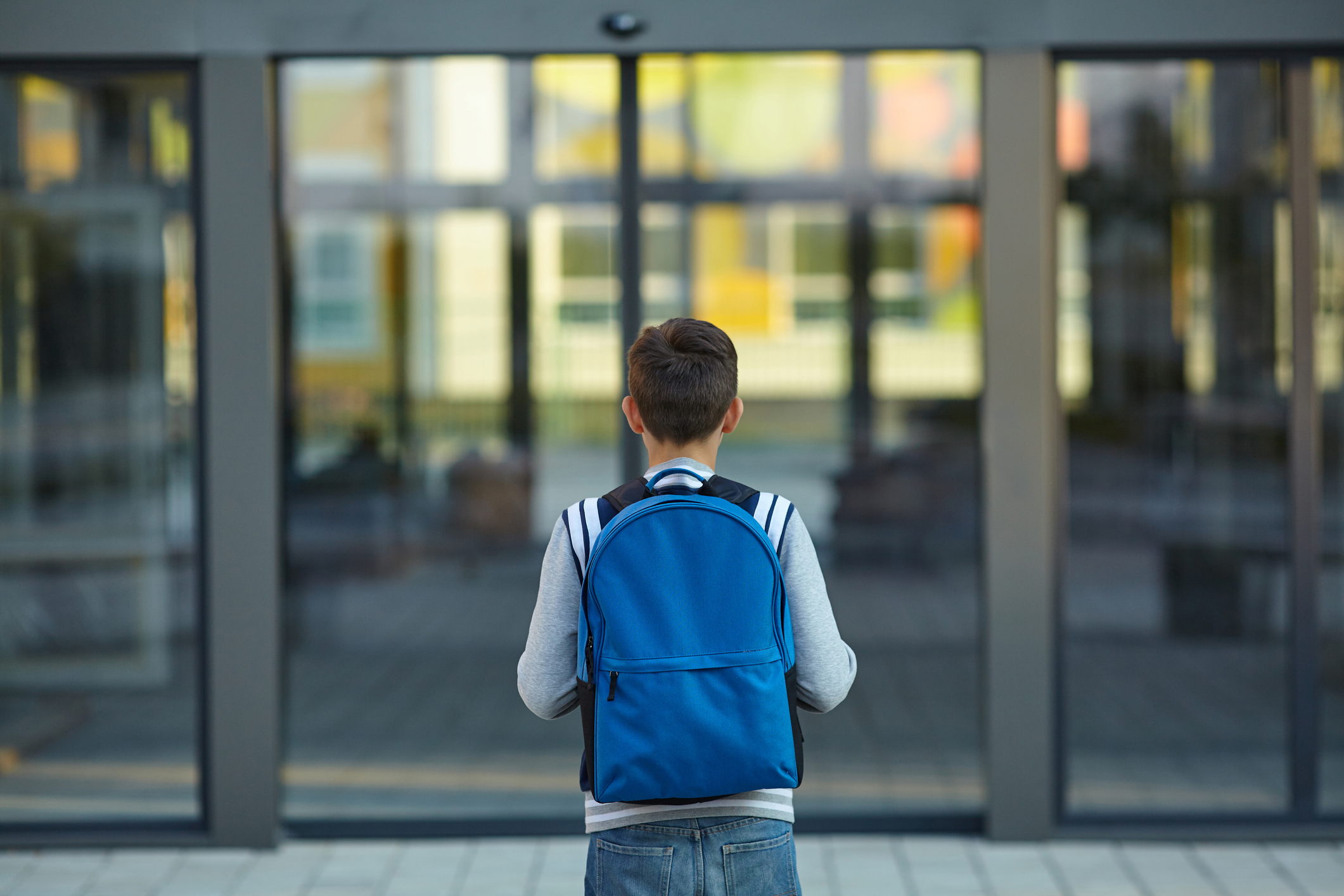 Como controlar o acesso e a segurança em um ambiente escolar?